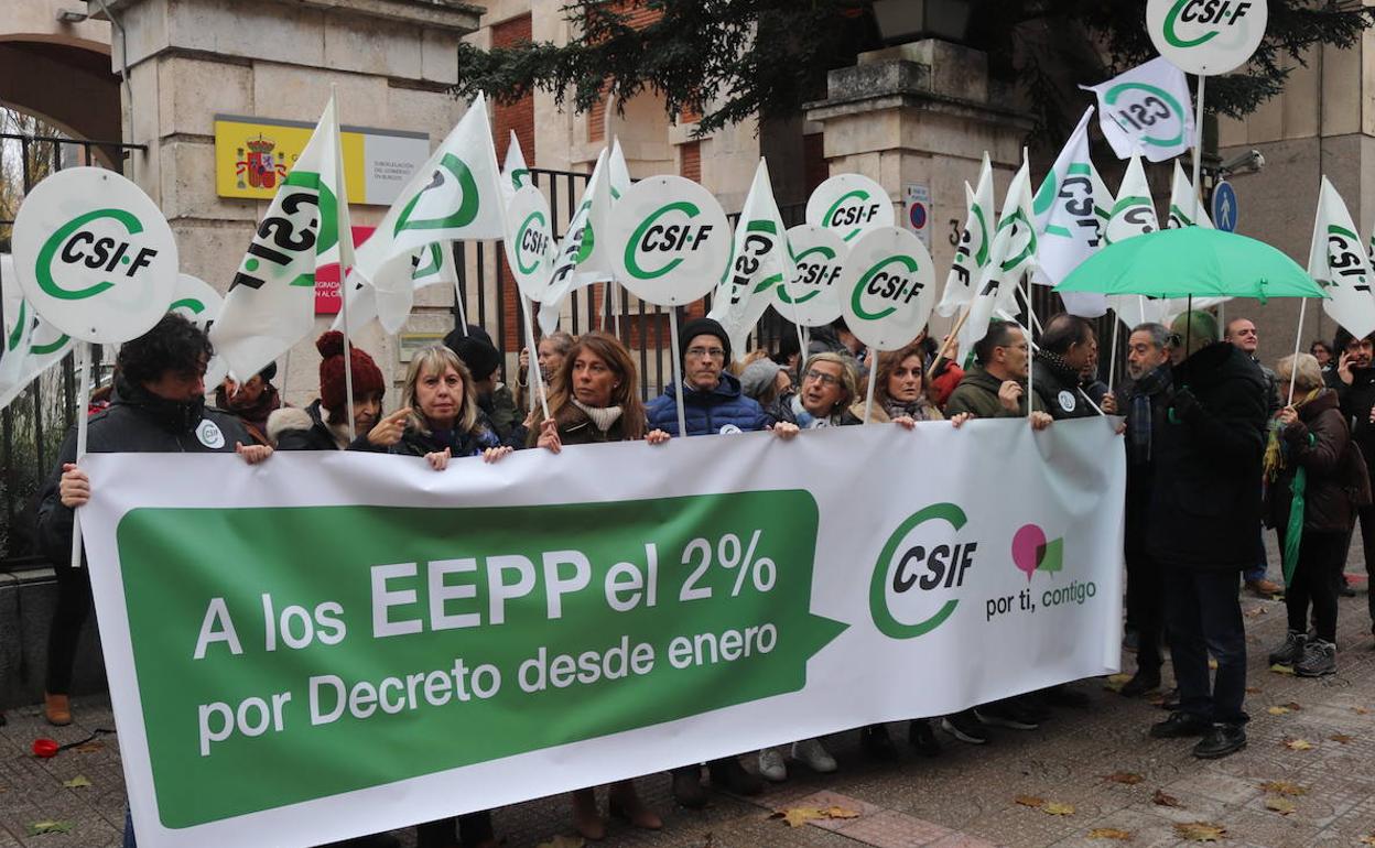 Manifestación en la puerta de la Subdelegación del Gobierno por CSIF.