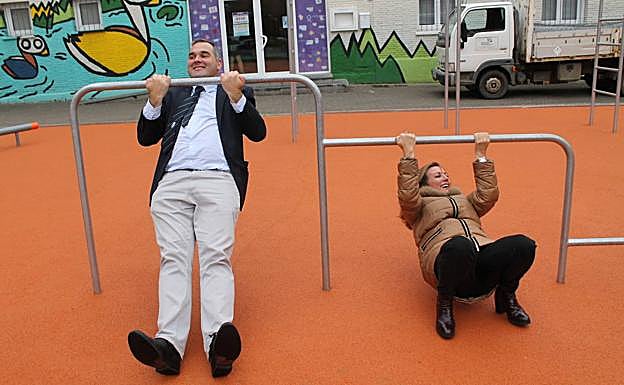 Imagen principal - La plaza Roma estrena parque de calistenia