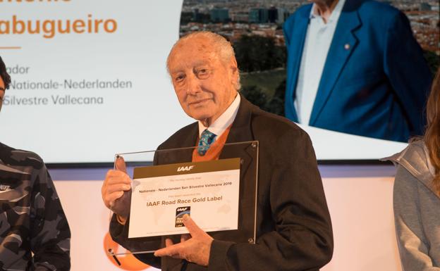 Antonio Sabugueiro, fundador de la prueba, con la distinción de la IAAF