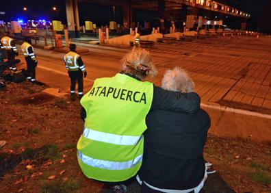 Imagen secundaria 1 - Emoción en la noche del 30 de noviembre del pasado año mientras se retiraban las barreras