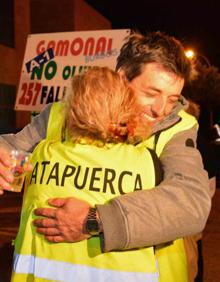 Imagen secundaria 2 - Emoción en la noche del 30 de noviembre del pasado año mientras se retiraban las barreras