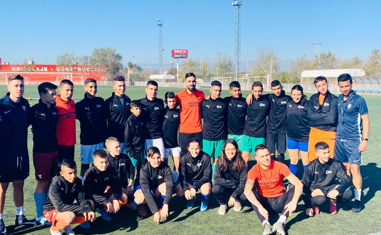 Los niños de 'Escudo de Honor' junto con los jugadores del Sevilla Chicharito, Ocampos y Dabbur