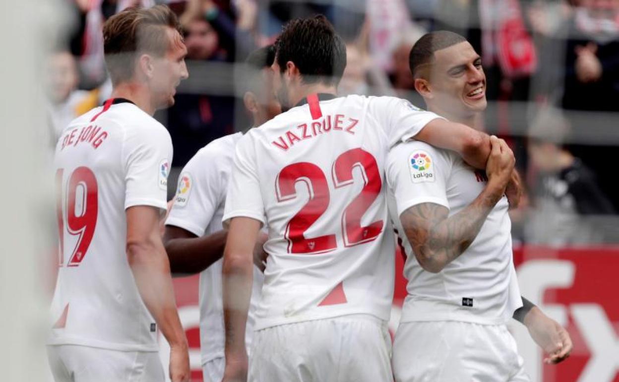 Los jugadores del Sevilla celebran el gol del defensor brasileño Diego Carlos.