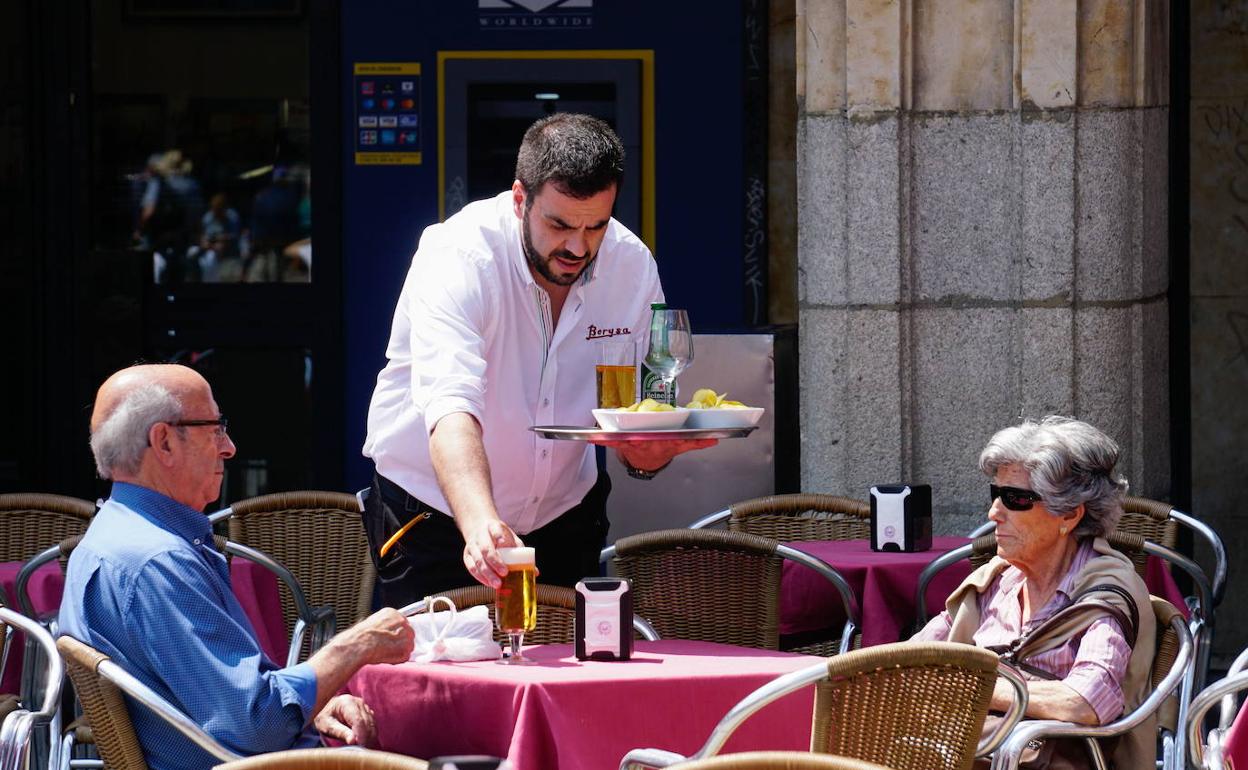 El sector servicios continúa siendo el que más desempleados acumula en la provincia. 