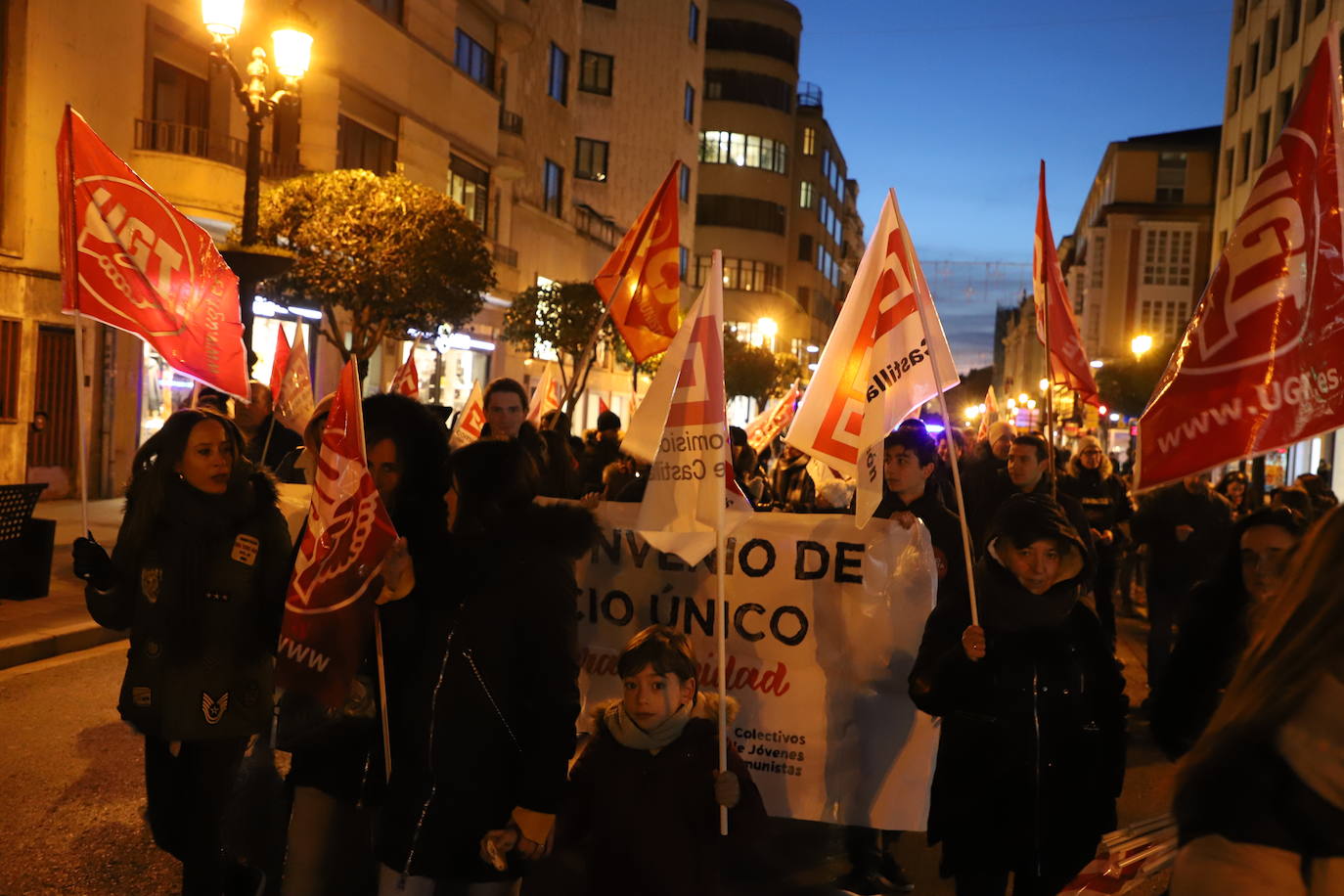 Un centenar de personas se manifiesta para renegociar el convenio del comercio en Burgos.