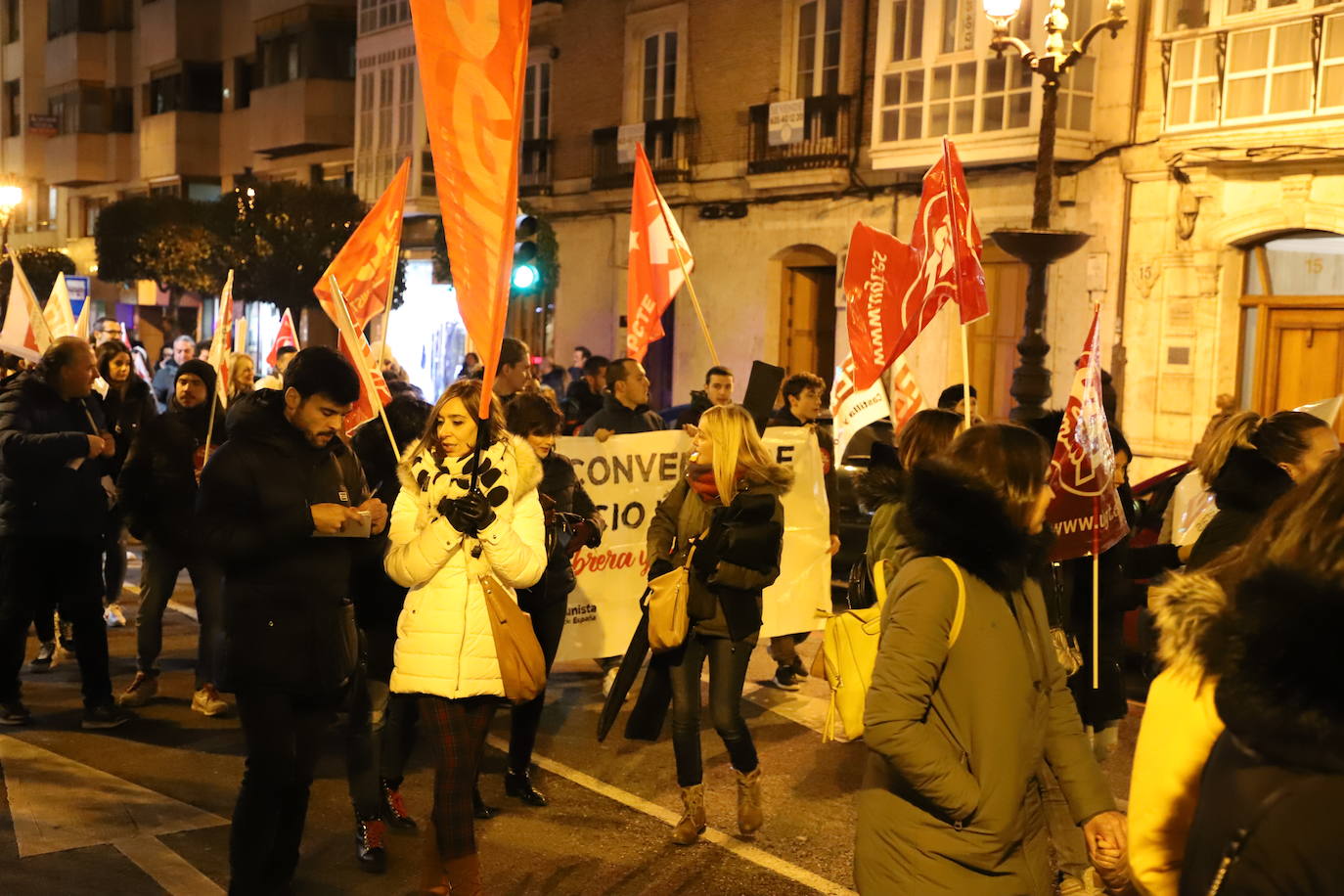 Un centenar de personas se manifiesta para renegociar el convenio del comercio en Burgos.