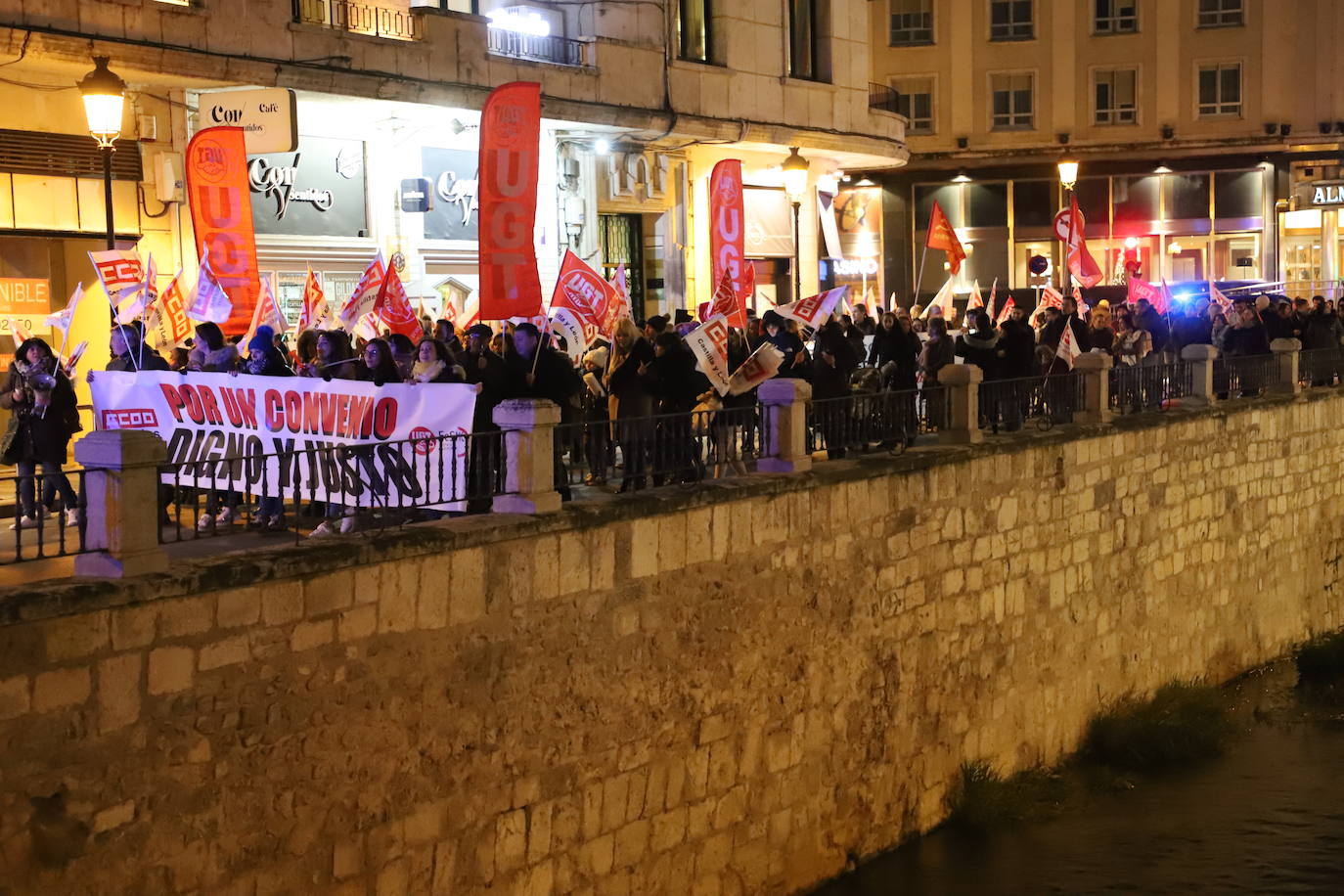 Un centenar de personas se manifiesta para renegociar el convenio del comercio en Burgos.