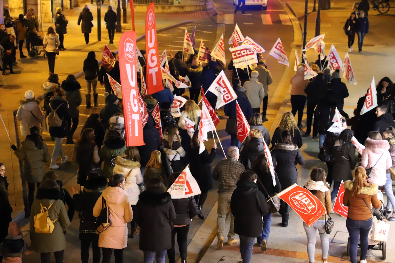 Un centenar de personas se manifiesta para renegociar el convenio del comercio en Burgos.