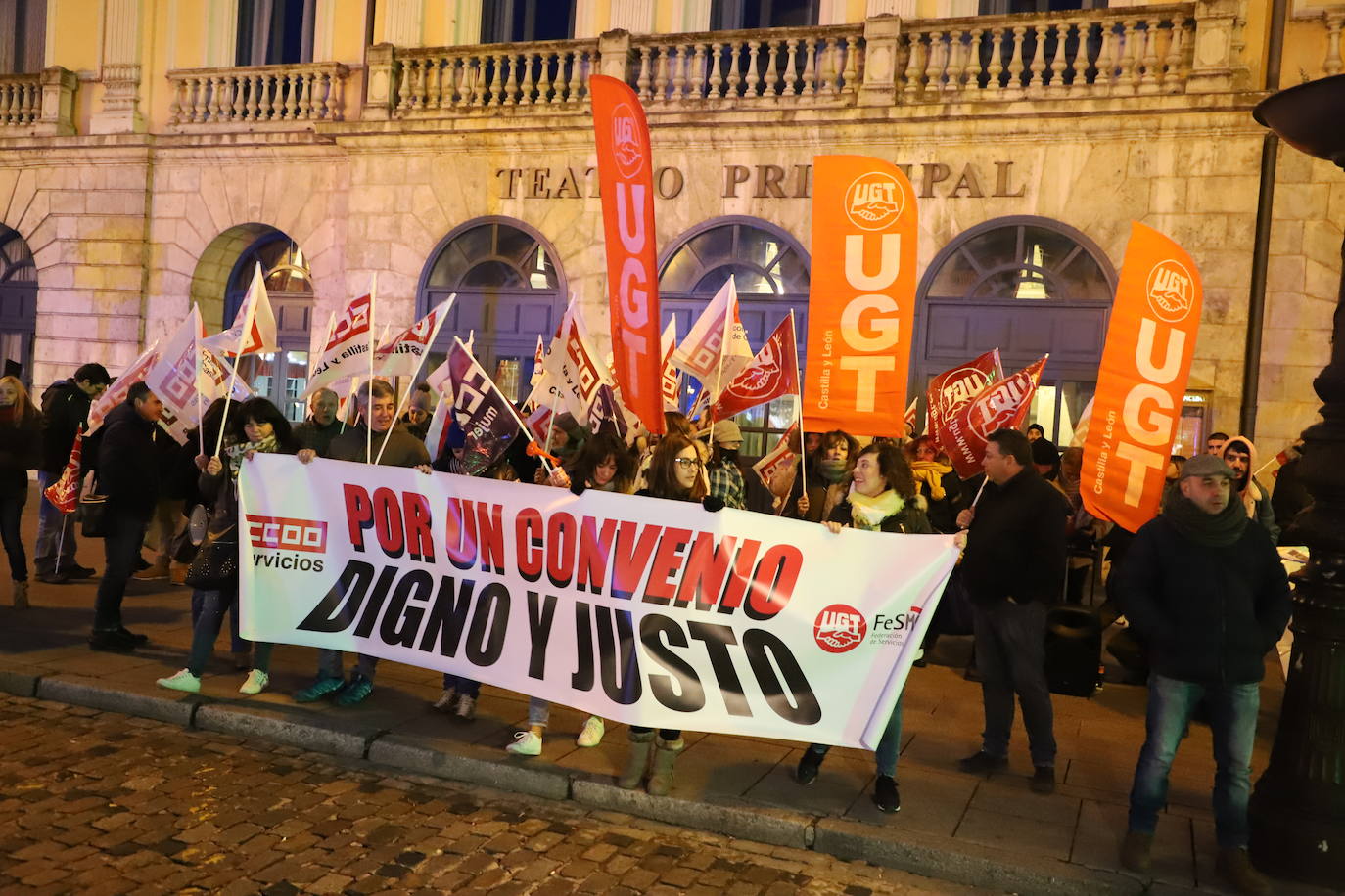 Un centenar de personas se manifiesta para renegociar el convenio del comercio en Burgos.