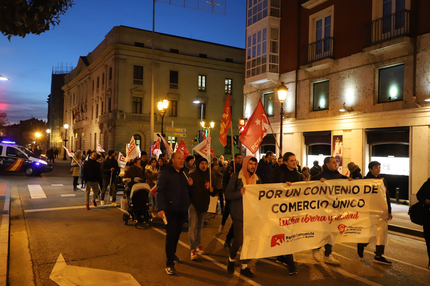 Un centenar de personas se manifiesta para renegociar el convenio del comercio en Burgos.