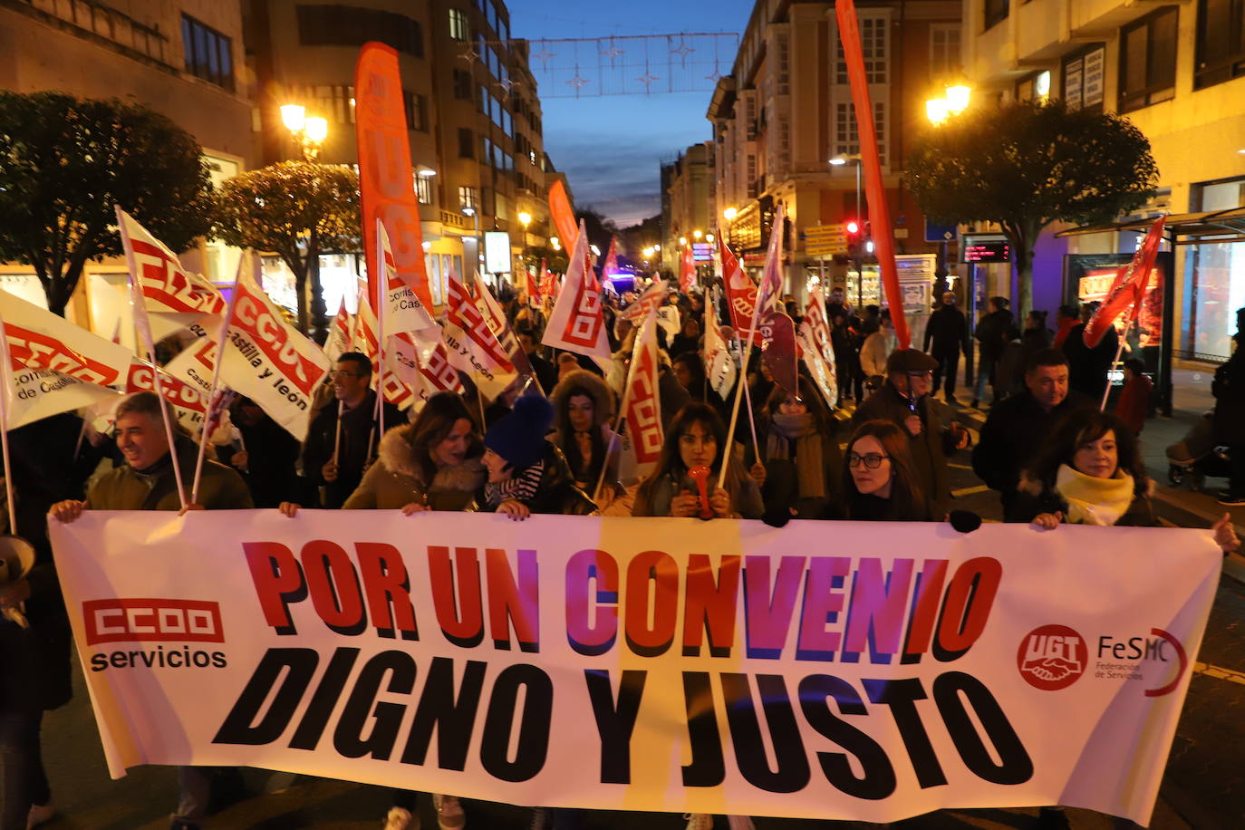 Un centenar de personas se manifiesta para renegociar el convenio del comercio en Burgos.