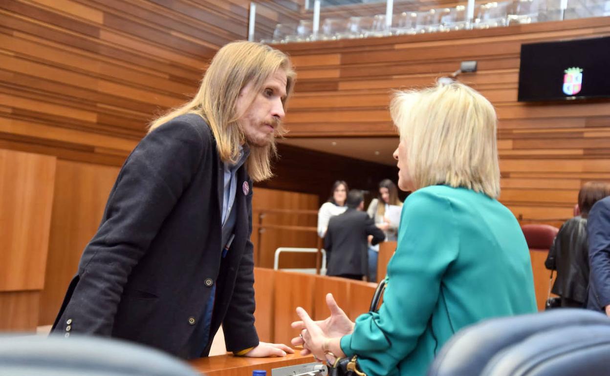 Pablo Fernández, líder de Podemos, conversa la consejera de Sanidad, Verónica Casado.