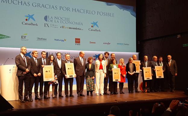 Foto de familia de los premiados. 