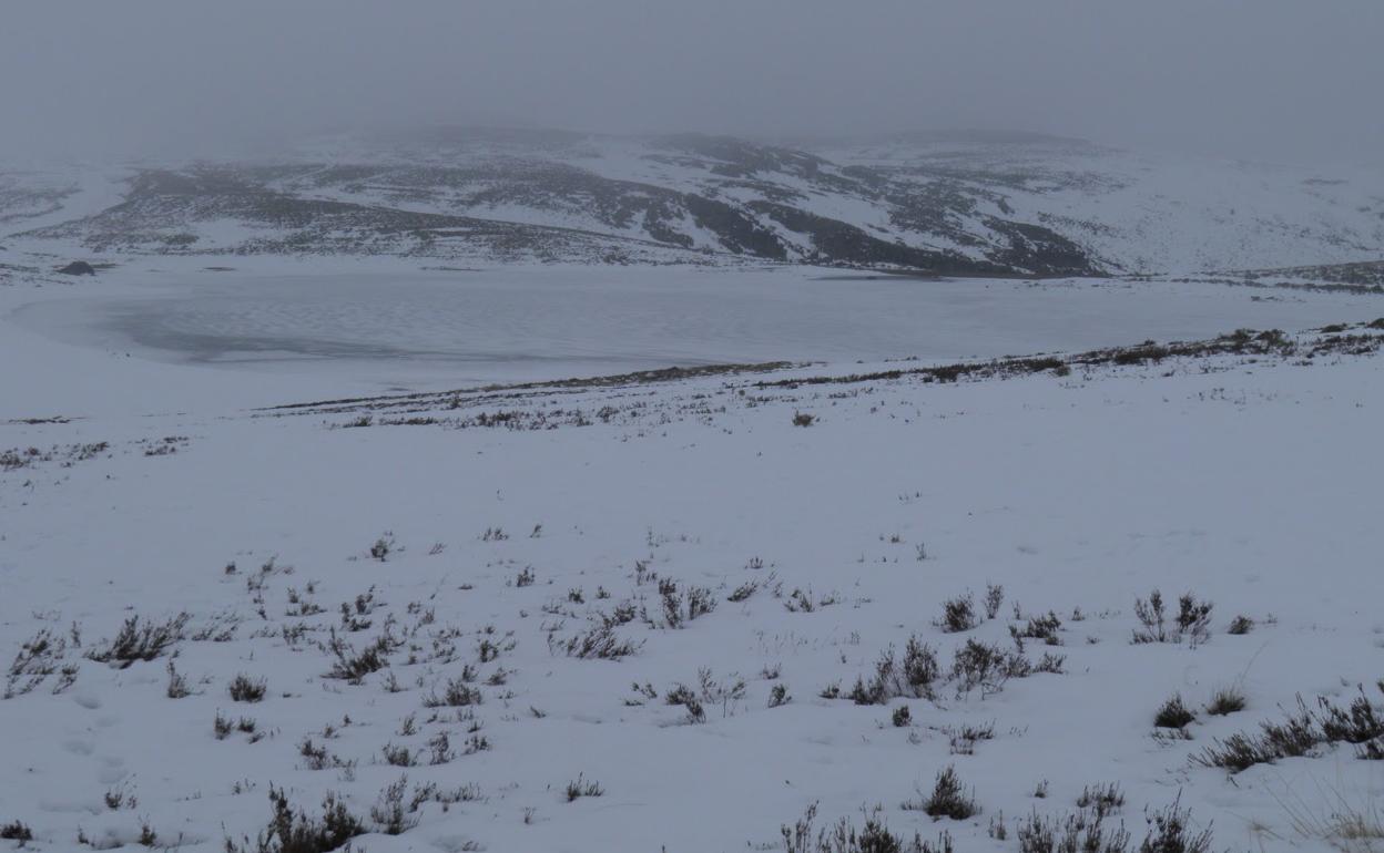 La Laguna de los Peces, en Sanabria, helada y rodeada de nieve.