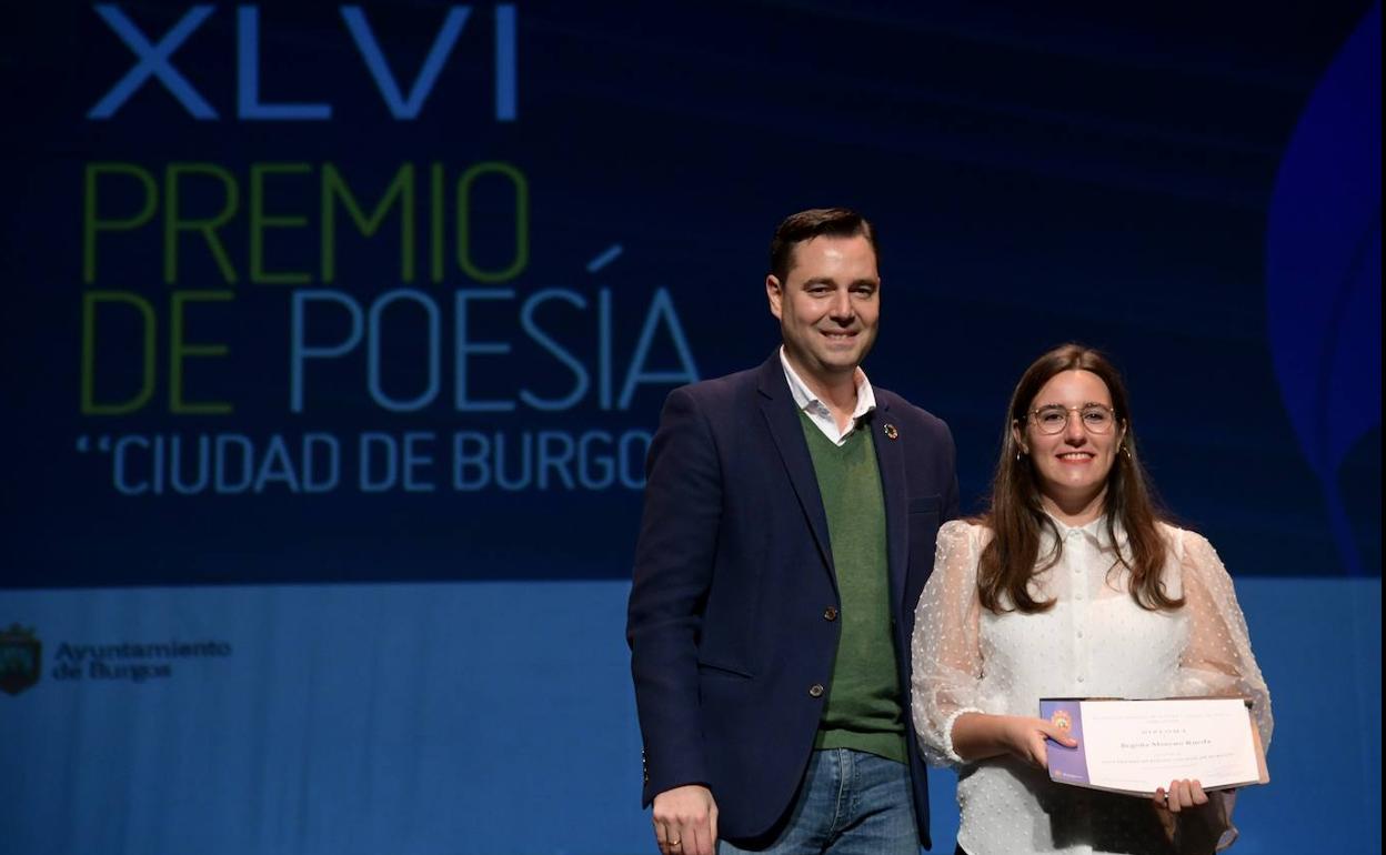 El alcalde, Daniel de la Rosa, ha sido el encargado de entregar el premio a Begoña Moreno