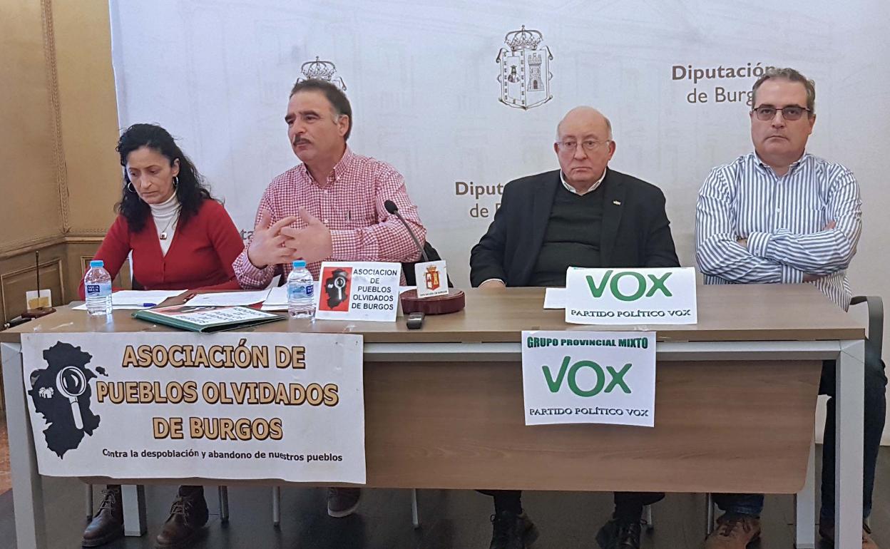 Representantes de la Asociación de Pueblos Olvidados de Burgos y de Vox. 