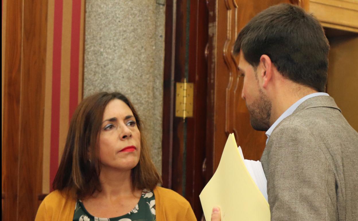 Margarita Arroyo, concejal de Podemos, conversa con el concejal de Hacienda, David Jurado