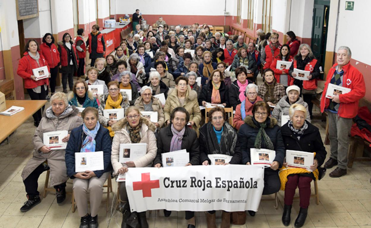 Mayores que han participado en el recetario junto a voluntarios de Cruz Roja. 