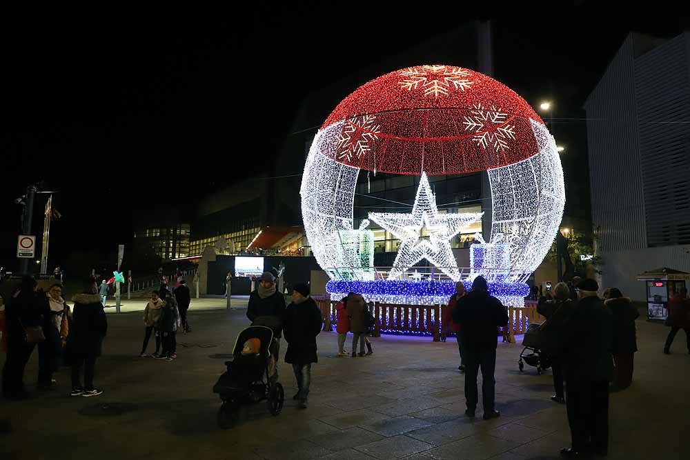 Fotos: Burgos da la bienvenidad a la Navidad con el encendido de su alumbrado