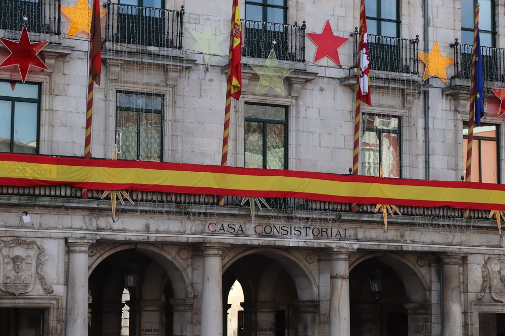 La enseña ocupa los 15 metros de balcón