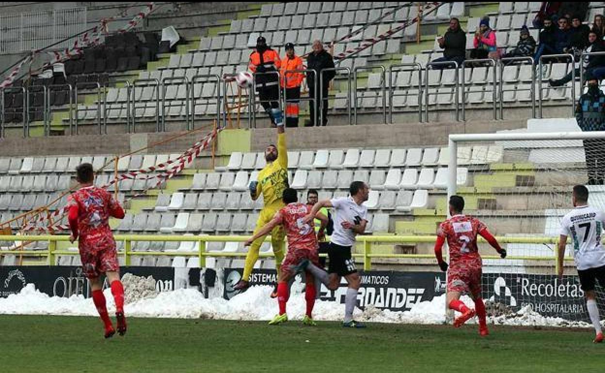 Imagen del pattido entre el Burgos CF y el Guijuelo en la pasada campaña