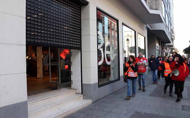 La huelga consigue cerrar tiendas y bloquear la jornada de compras pero la patronal afirma que no cederá a los «chantajes»