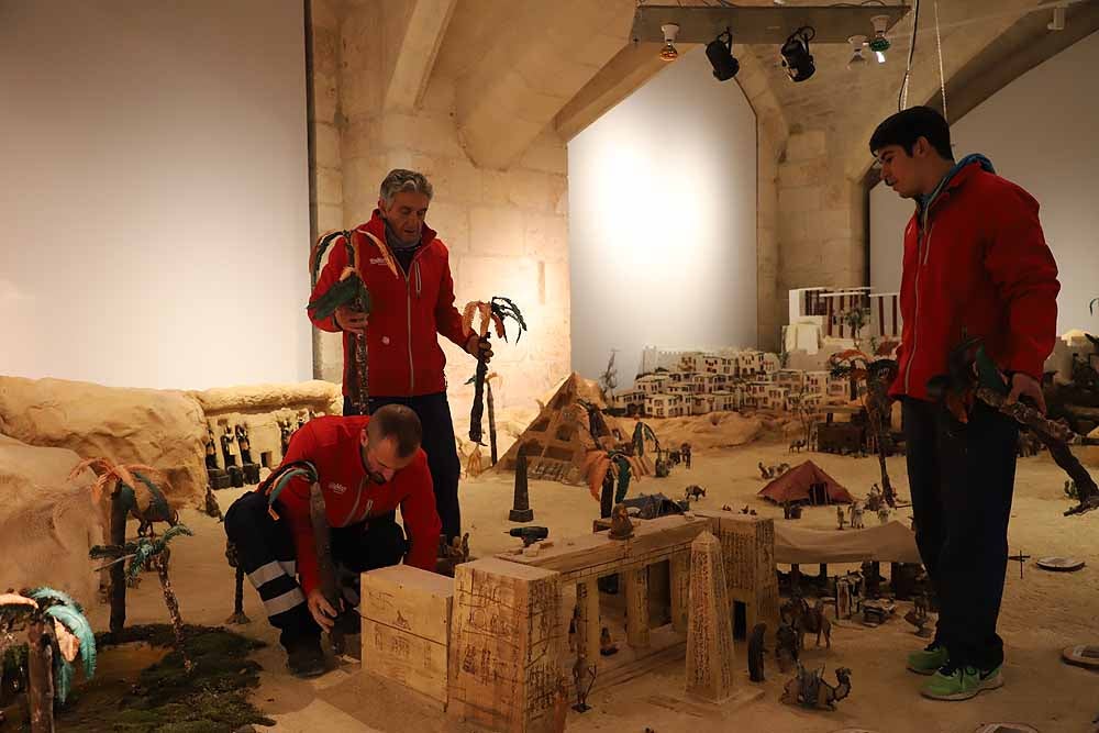 Fotos: Últimos retoques en el Belén Monumental de la Catedral de Burgos