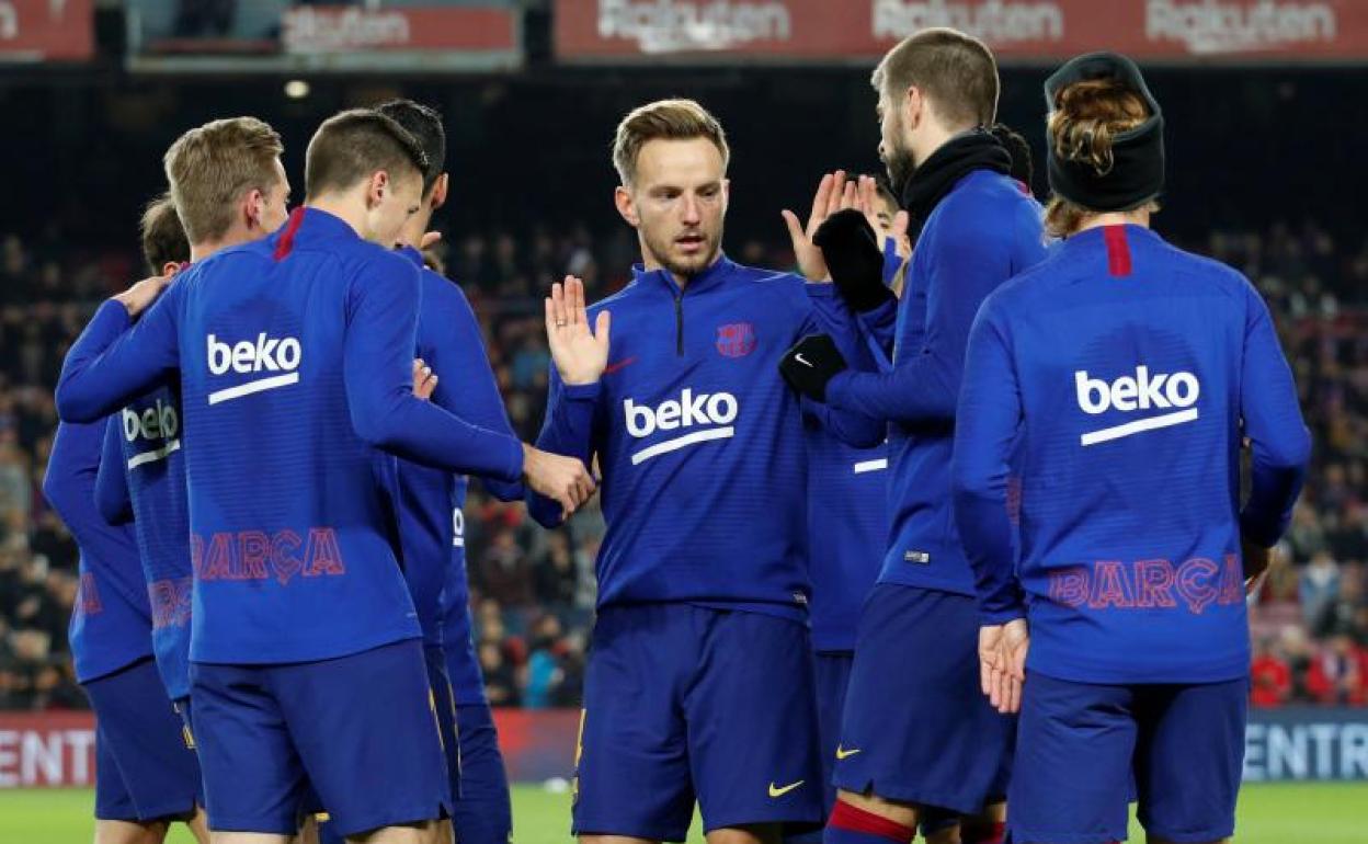 Ivan Rakitic, con algunos de sus compañeros del Barça. 