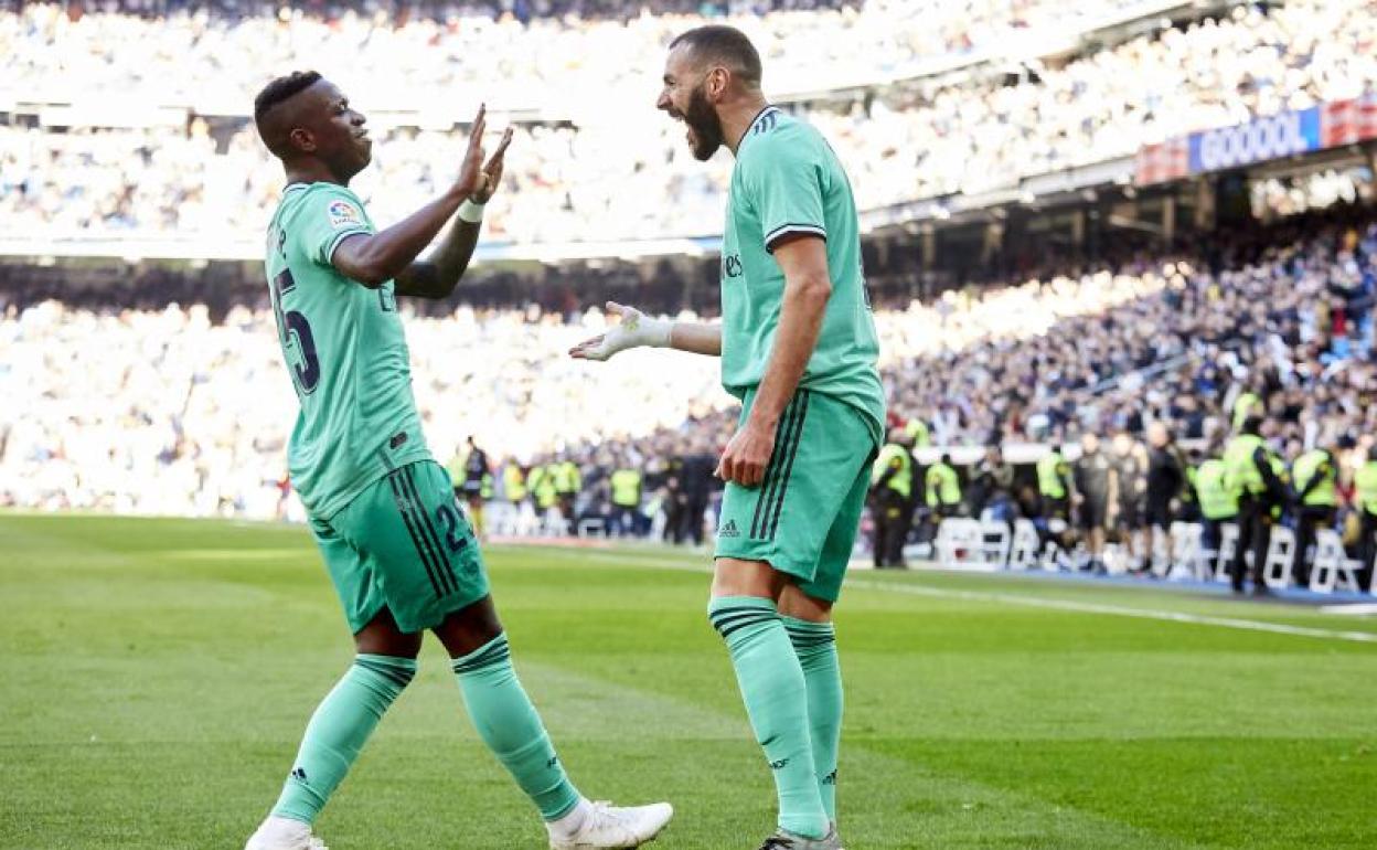 Vinicius felicita a Benzema por el gol que supuso la sentencia ante el Espanyol. 