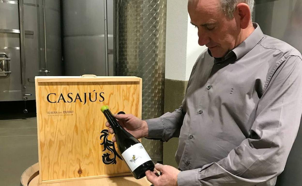 El viticultor José Alberto Calvo Casajús con su 'Casajus Blanco 2018'. 