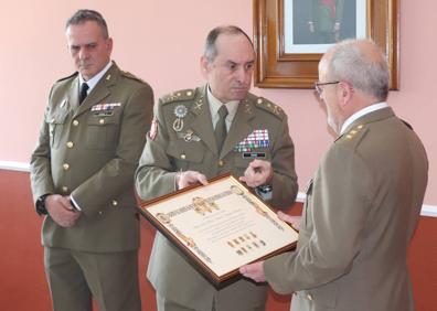 Imagen secundaria 1 - El teniente coronel Pérez Fernández toma el mando de La Deportiva