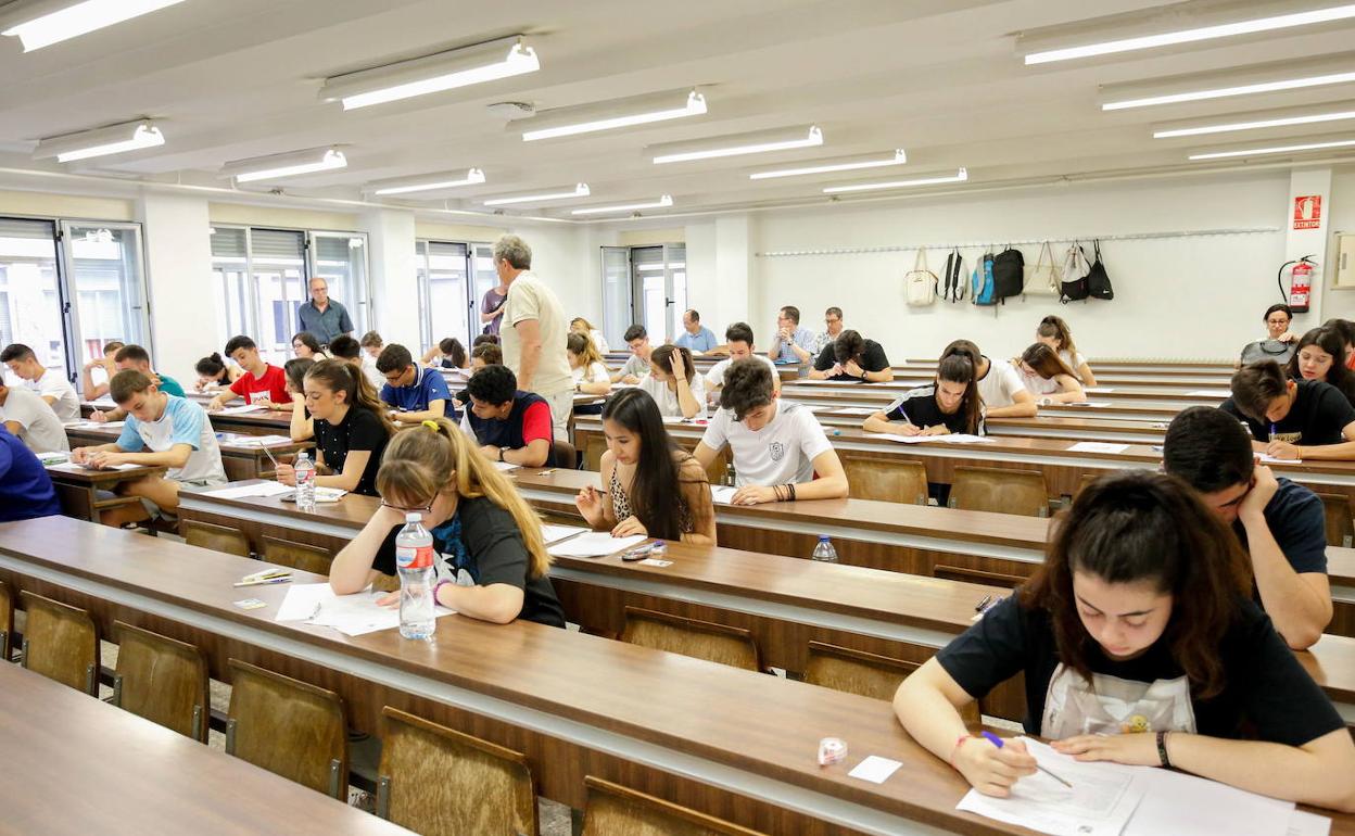 Alumnos realizando un examen de la EBAU.