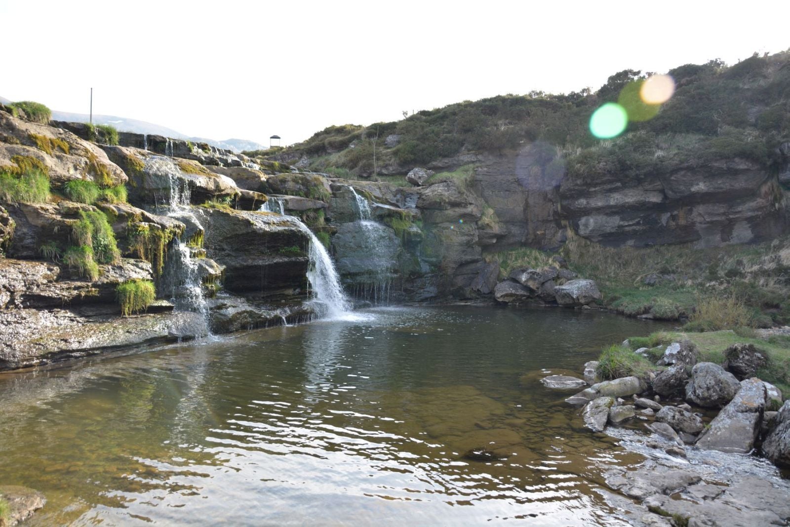 La cascada del Guarguero se localiza en lo alto del puerto de Esrtacas de Trueba. 