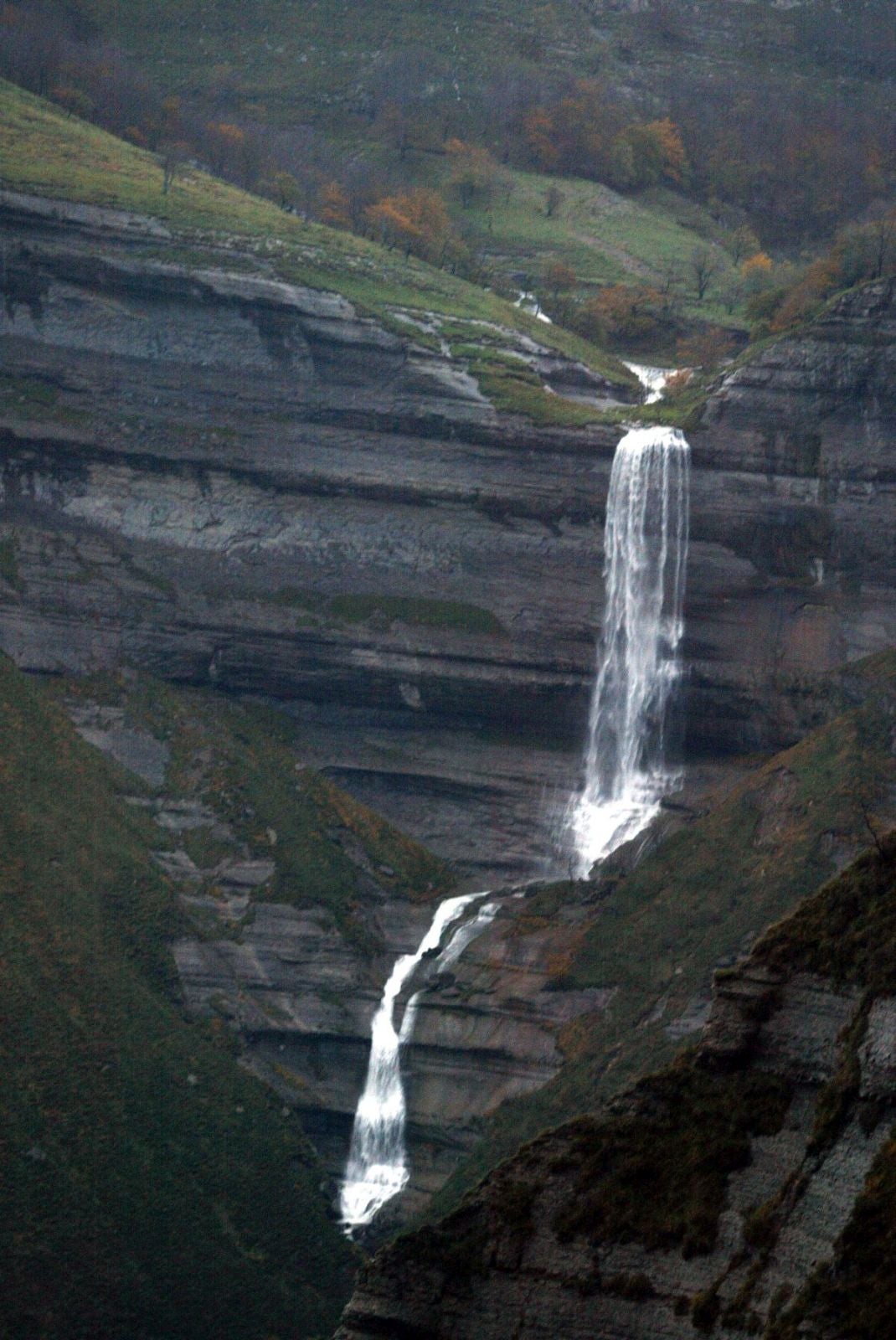 La cascada de San Miguel se precipita más de cien metros. 