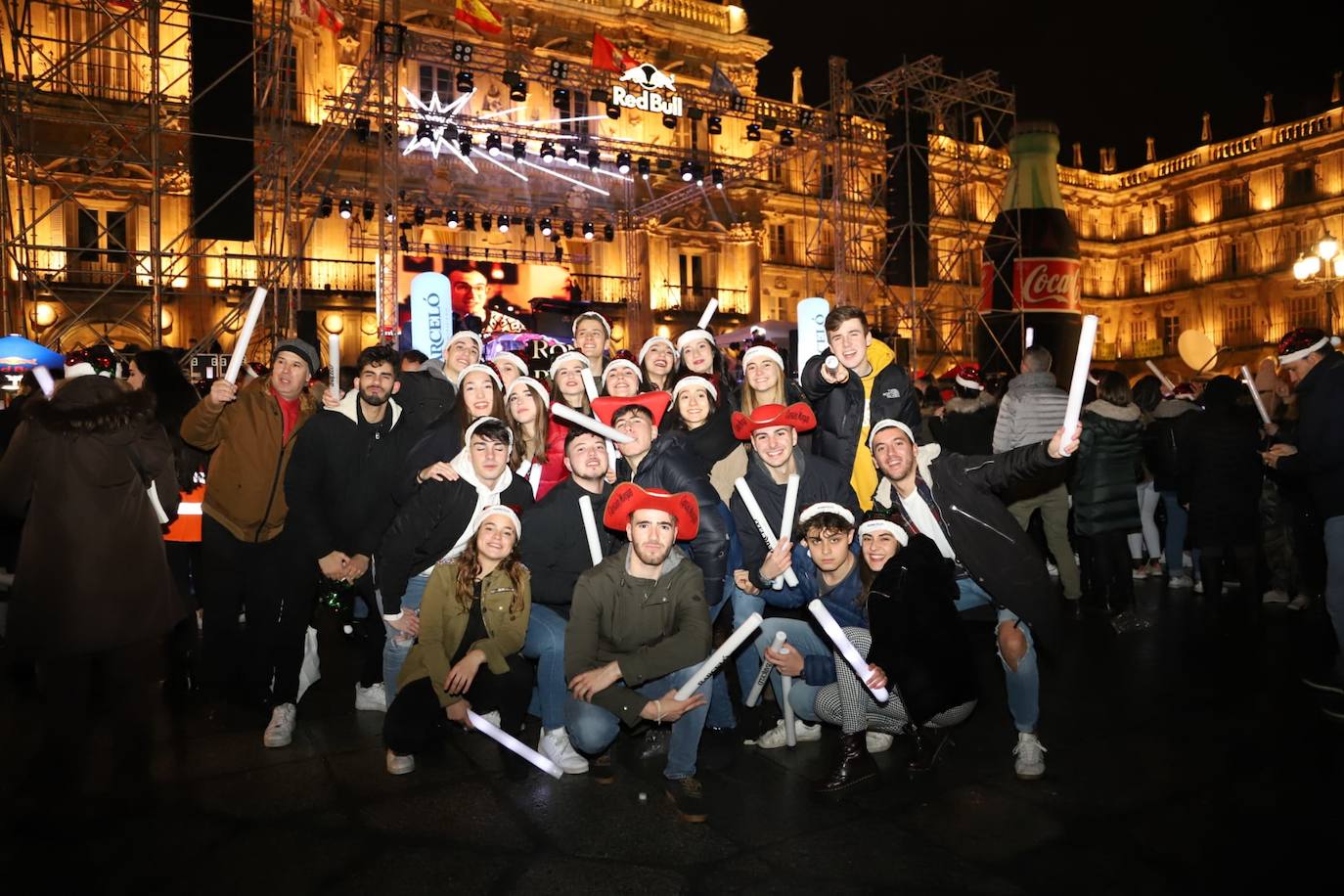 Estudiantes de toda España se reúnen en la ciudad para despedir anticipadamente el año 2019 con una macrofiesta en la Plaza Mayor de Salamanca. 