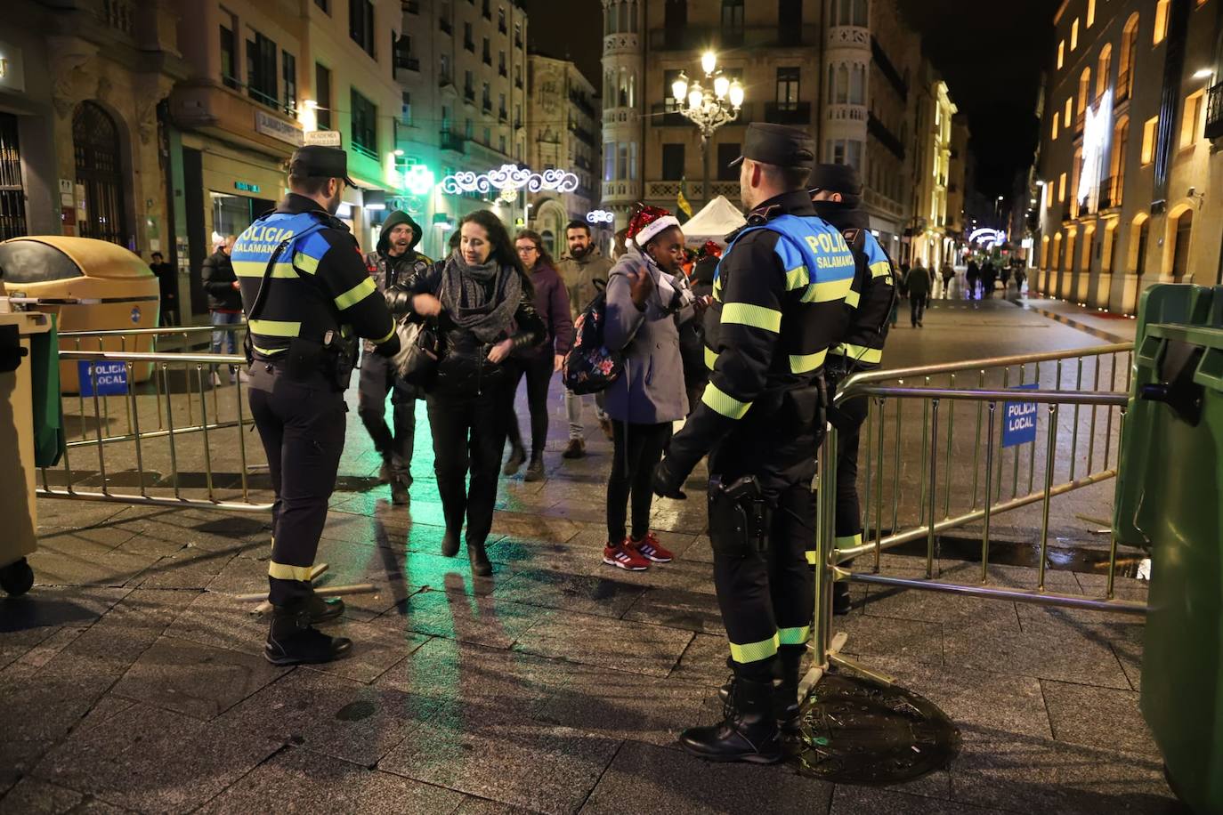 Estudiantes de toda España se reúnen en la ciudad para despedir anticipadamente el año 2019 con una macrofiesta en la Plaza Mayor de Salamanca. 