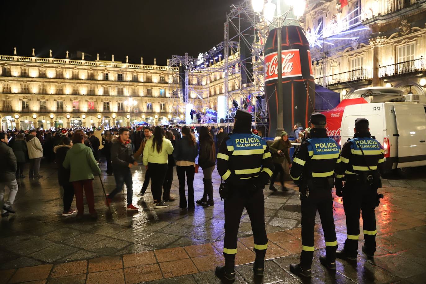 Estudiantes de toda España se reúnen en la ciudad para despedir anticipadamente el año 2019 con una macrofiesta en la Plaza Mayor de Salamanca. 