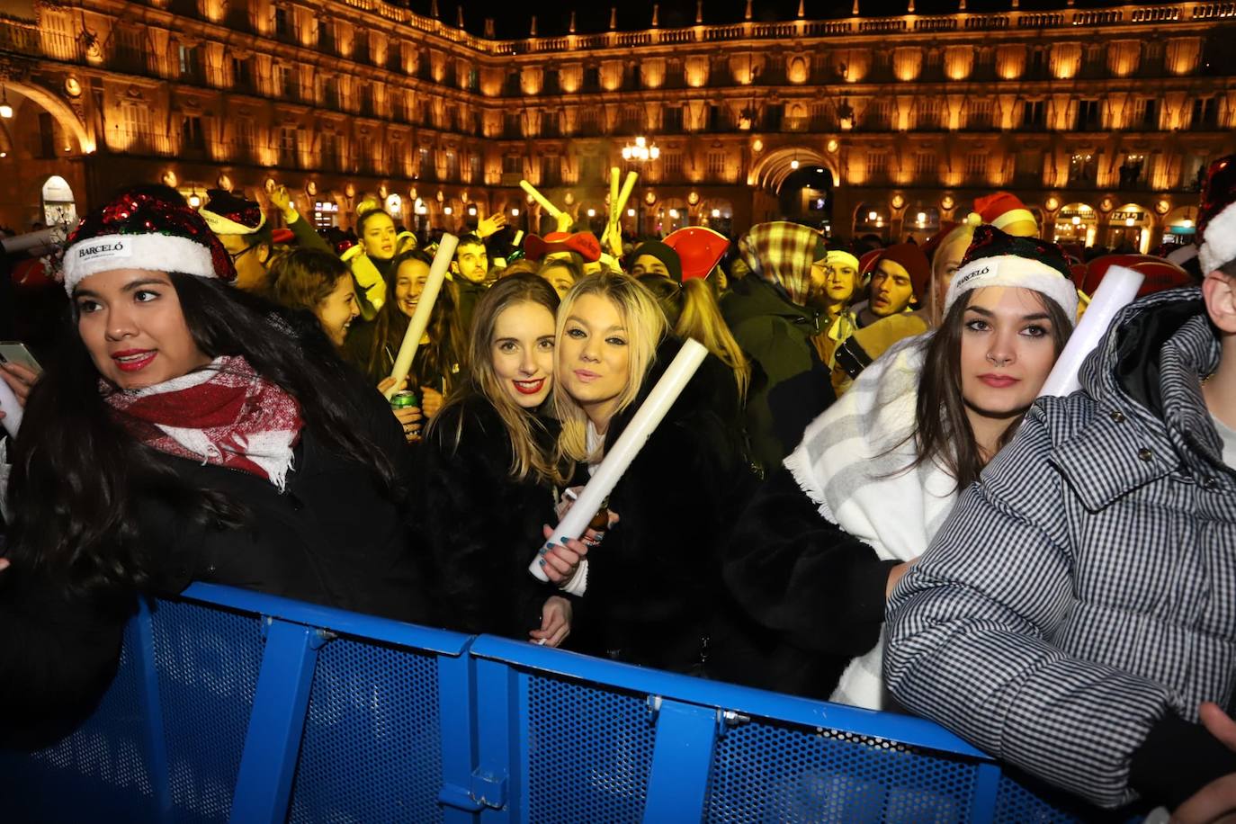 Estudiantes de toda España se reúnen en la ciudad para despedir anticipadamente el año 2019 con una macrofiesta en la Plaza Mayor de Salamanca. 