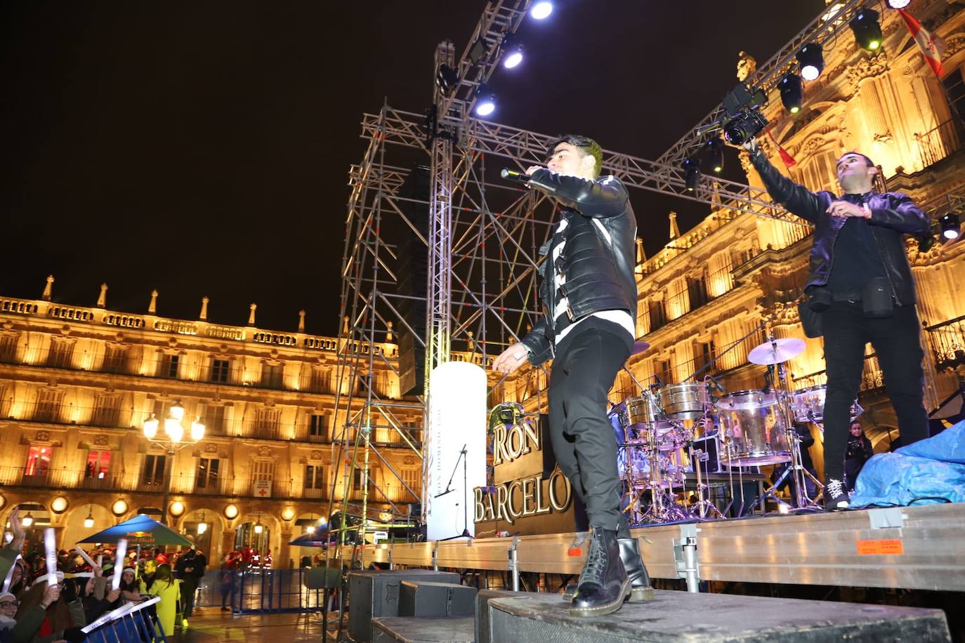 Estudiantes de toda España se reúnen en la ciudad para despedir anticipadamente el año 2019 con una macrofiesta en la Plaza Mayor de Salamanca. 