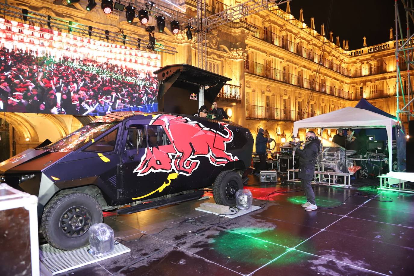 Estudiantes de toda España se reúnen en la ciudad para despedir anticipadamente el año 2019 con una macrofiesta en la Plaza Mayor de Salamanca. 