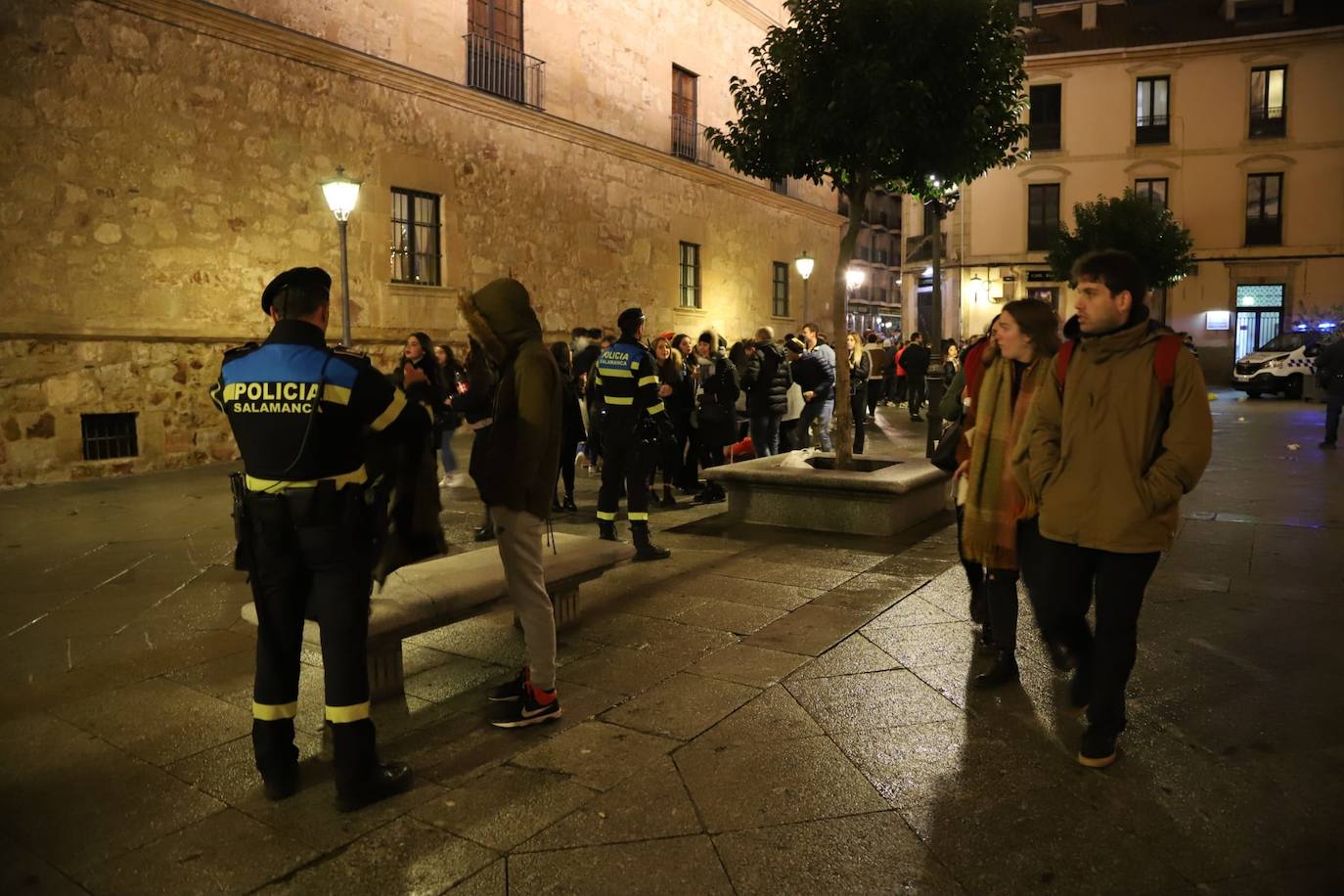 Estudiantes de toda España se reúnen en la ciudad para despedir anticipadamente el año 2019 con una macrofiesta en la Plaza Mayor de Salamanca. 