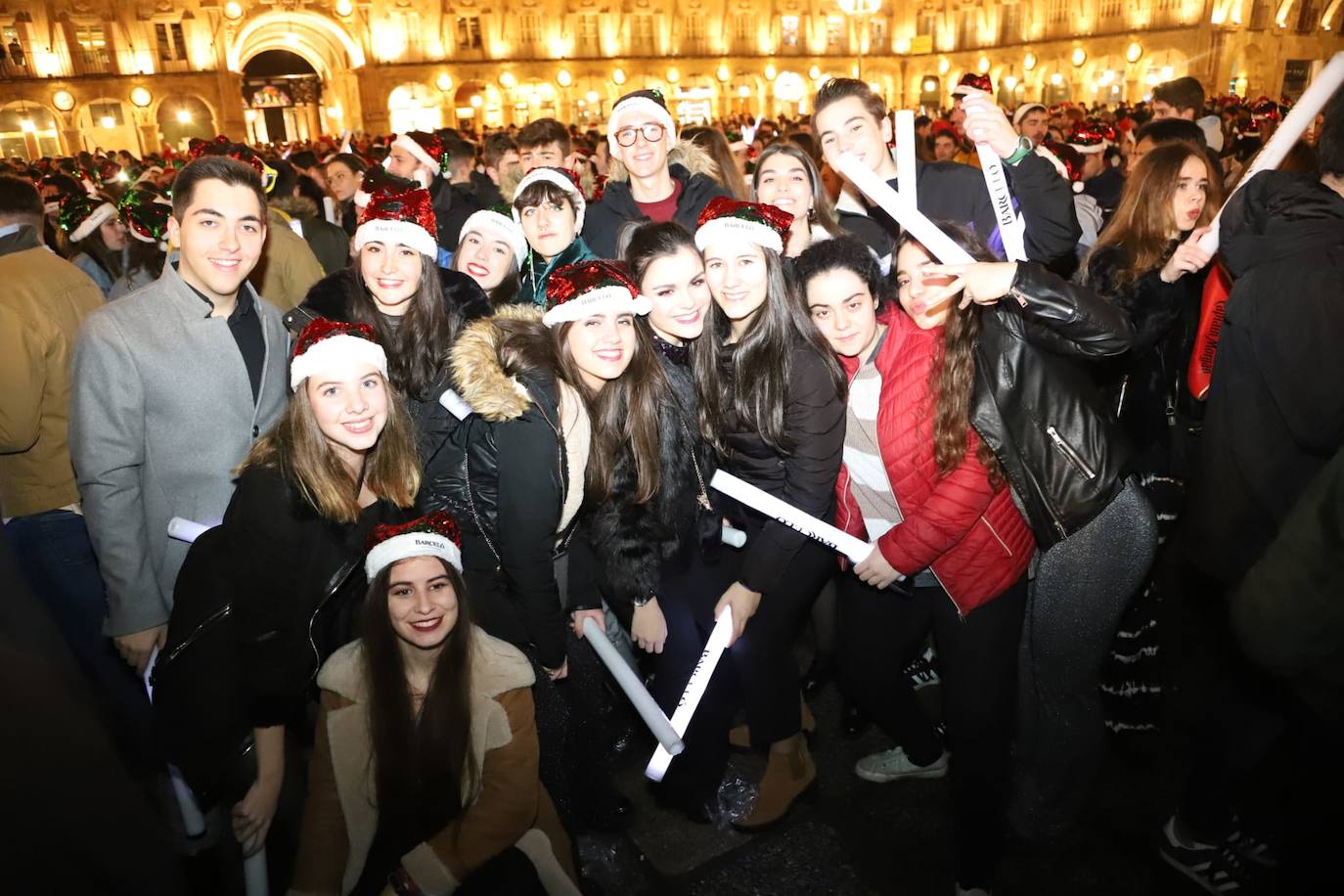 Estudiantes de toda España se reúnen en la ciudad para despedir anticipadamente el año 2019 con una macrofiesta en la Plaza Mayor de Salamanca. 