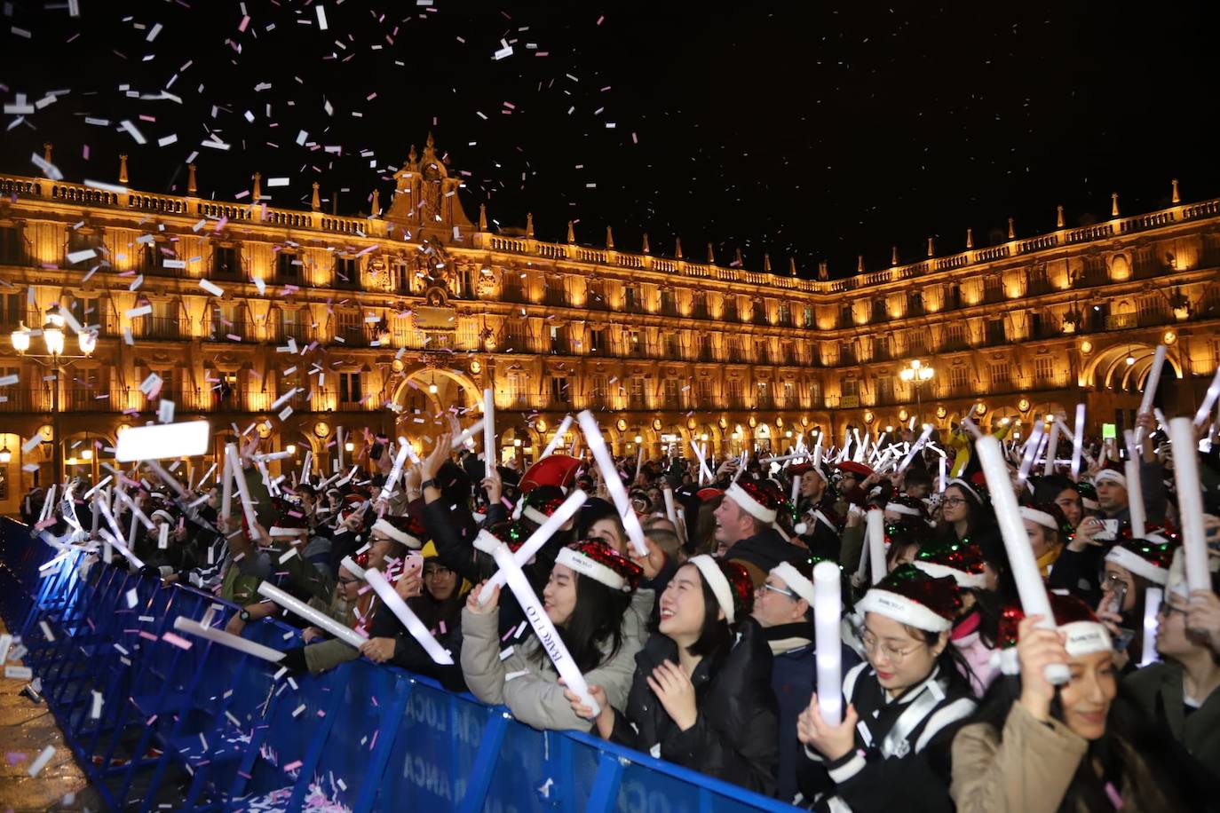 Estudiantes de toda España se reúnen en la ciudad para despedir anticipadamente el año 2019 con una macrofiesta en la Plaza Mayor de Salamanca. 