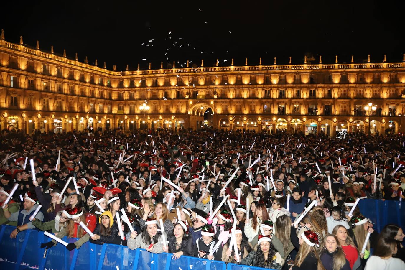 Estudiantes de toda España se reúnen en la ciudad para despedir anticipadamente el año 2019 con una macrofiesta en la Plaza Mayor de Salamanca. 