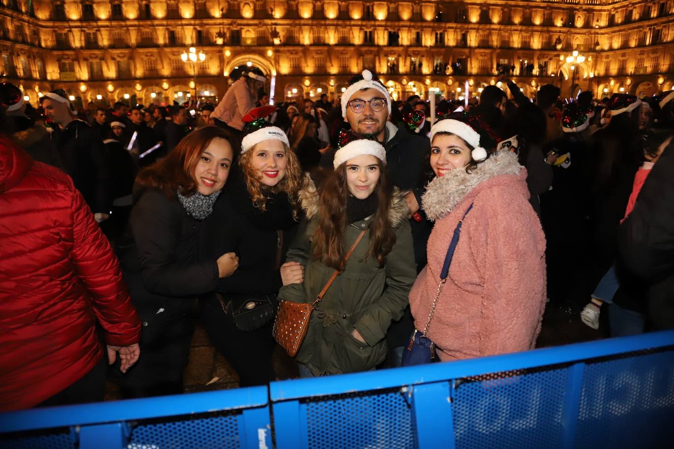 Estudiantes de toda España se reúnen en la ciudad para despedir anticipadamente el año 2019 con una macrofiesta en la Plaza Mayor de Salamanca. 