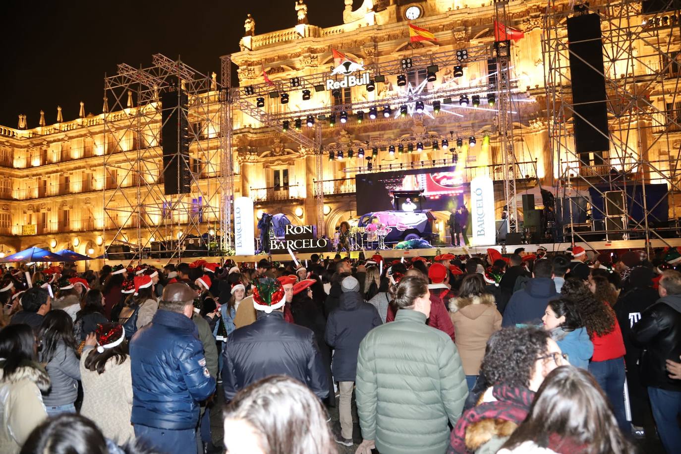 Estudiantes de toda España se reúnen en la ciudad para despedir anticipadamente el año 2019 con una macrofiesta en la Plaza Mayor de Salamanca. 