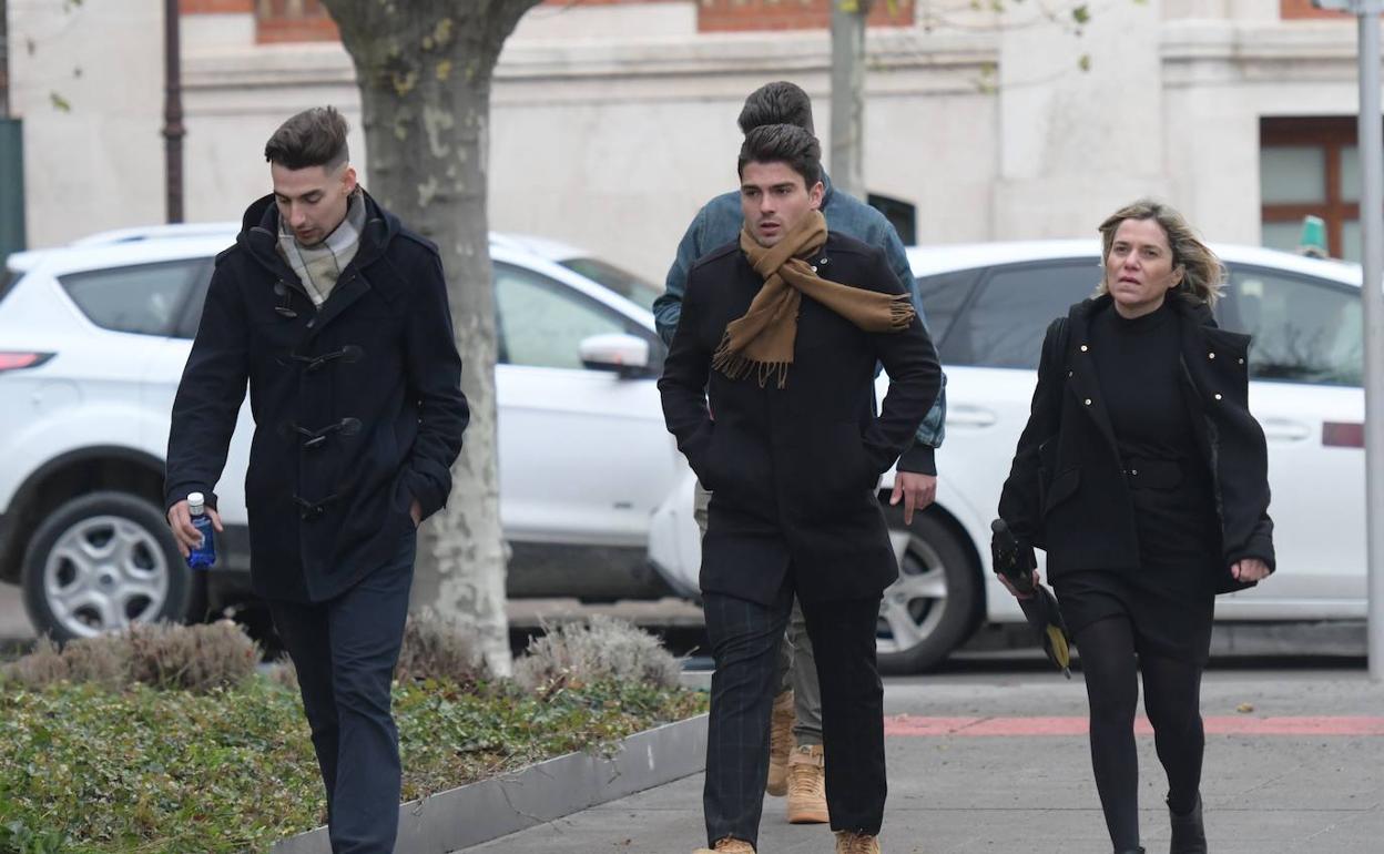 Imagen de los condenados a la entrada de los juzgados de Burgos