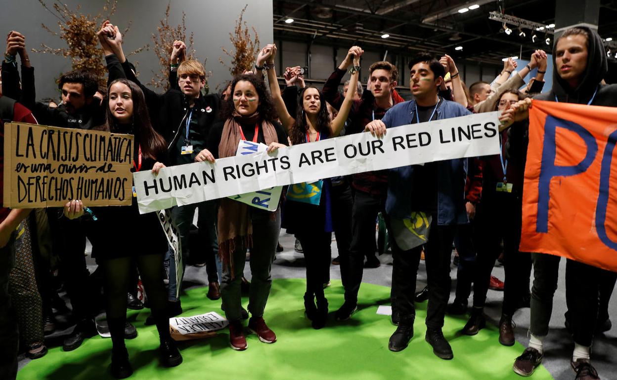 Varios de los cientos de jóvenes que ayer protagonizaron una sentada en Ifema, durante la Cumbre del Clima.