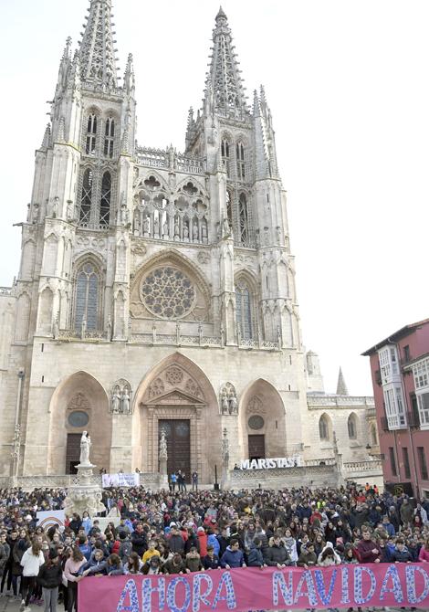 Alumnos y profesores reunidos alrededor de la Catedral. 