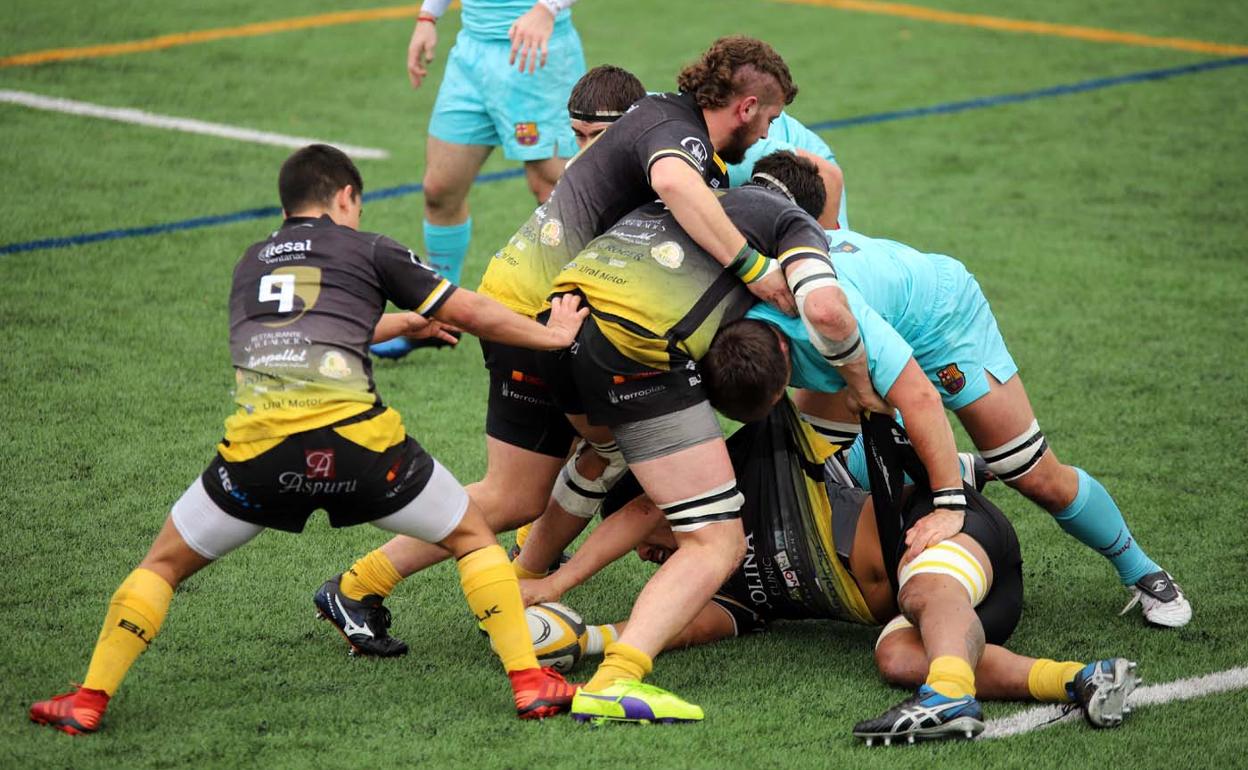 Una jugada del último encuentro disputado en San amaro ante el Barça.